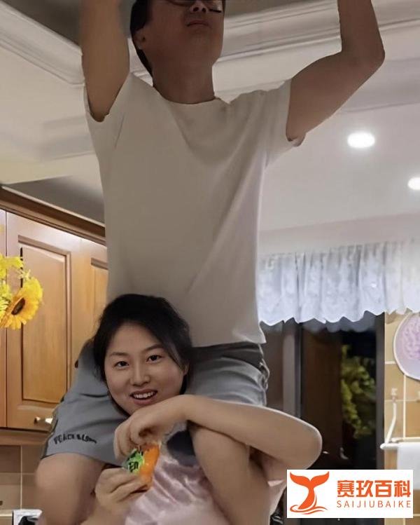 夫妻合作换灯泡妻子全程驮着丈夫，神情淡定悠闲吃零食，网友看懵