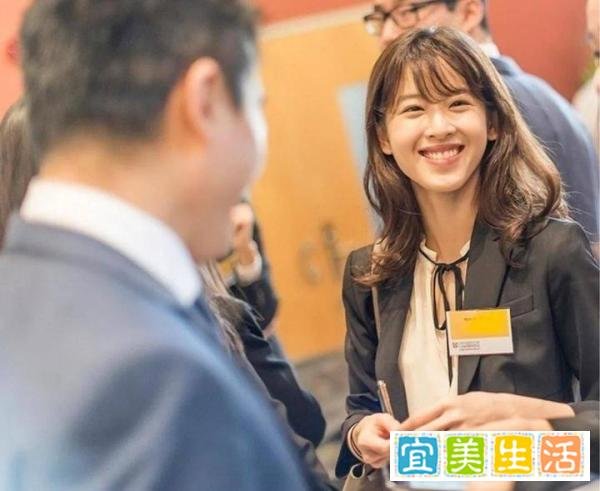 章泽天厉害！登剑桥官网黑发淡妆从容优雅，最年轻富豪气质不一般