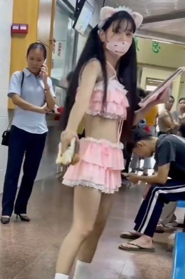 广东揭阳一女子穿着暴露在医院跳舞，医院：有精神疾病！