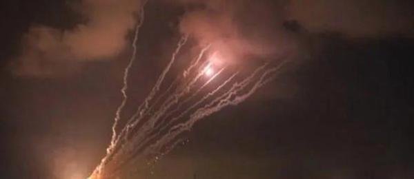 巴以持续冲突：火箭弹频繁闪过夜空