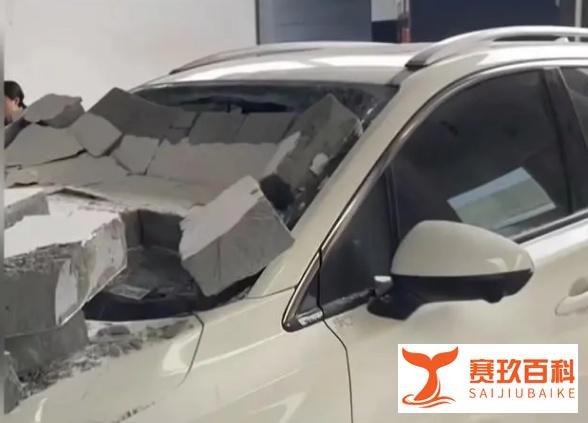 男子提车时大风吹倒墙壁新车被砸