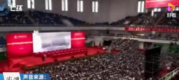 师弟拉横幅帮毕业师哥征婚 这是咋情况？