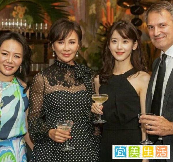 章泽天厉害！登剑桥官网黑发淡妆从容优雅，最年轻富豪气质不一般
