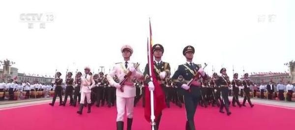三军仪仗队练眼神迎风40秒不眨眼 这是咋情况？