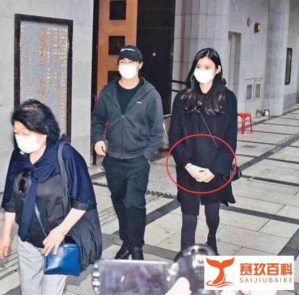 奚梦瑶怀二胎了？陪老公操办赌王后事，肚子凸起明显刻意遮挡腹部