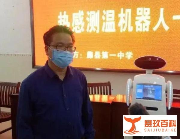 校长陈文火了!夜店与多女子亲密交流,女子喊出一中最棒,疑似学生