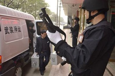 银行回应押钞员中枪身亡，你觉得这事和银行有关系吗？