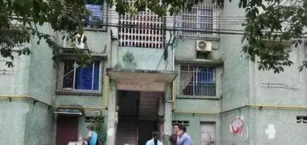 广西女租客发现天花板在滴血，竟是楼上独居老人死亡多时，却无人知
