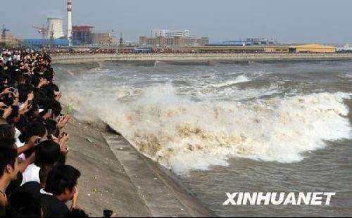 钱塘江潮水冲跑车辆,现场具体是什么情况?