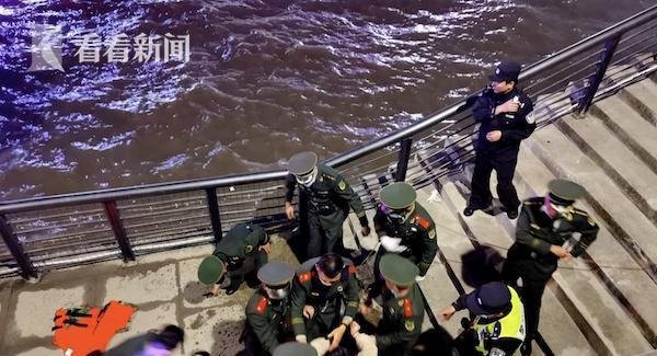 外滩跳江救人的兵哥哥找到了 这是咋情况？