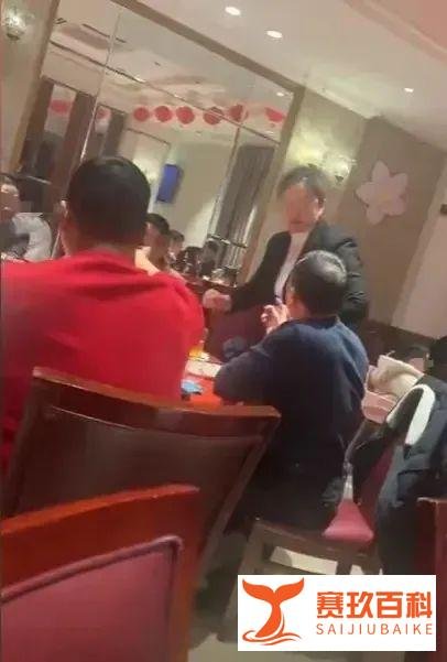 女子戴孝在饭店用餐被店员提醒摘下！店员：考虑到其他客人非强制