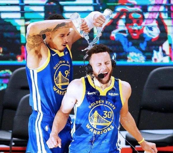 库里加冕NBA常规赛得分王,打破各种纪录,比尔尴尬陪跑