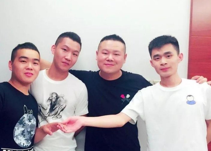 岳云鹏晒聊天截图并自嘲被冒犯到，你认为此礼物有何寓意？