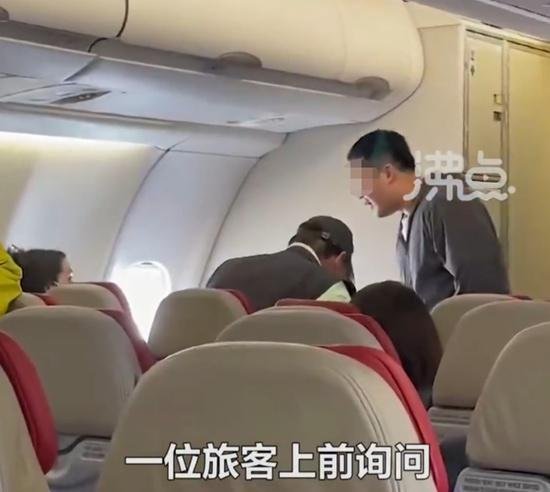 网传亚航为等2名外国游客延误3小时，乘客：上百人等着，飞机上没吃没喝的