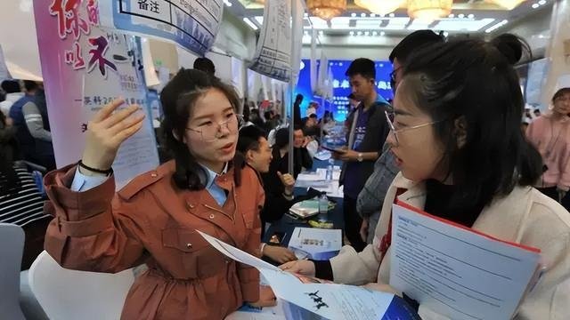 女子投简历后发现HR是室友！这是种什么样的体验？