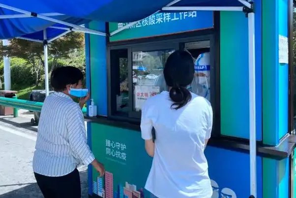 西安市民采样后持“孟浩然”贴纸离开,各种出圈的贴纸起到了哪些宣传作用?