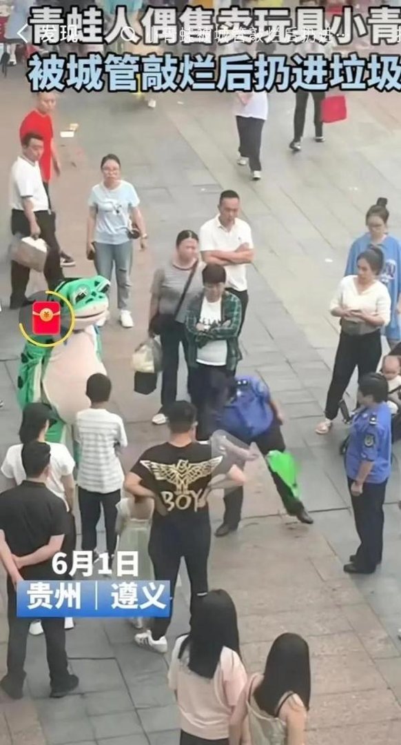 女城管摔烂青蛙的崽，丢进垃圾桶离去，可怜的小贩一直默不作声