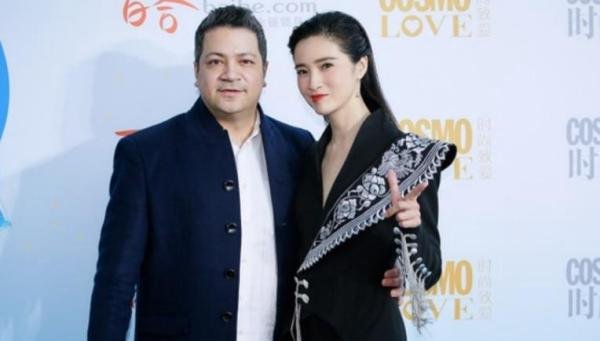 他是著名导演，妻子是演员，两人恩爱23年生混血儿子，幸福惹人羡