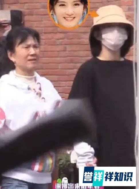 谢娜挺孕肚和父母吃饭，肚大如箩宽松衣服藏不住，双腿浮肿走路慢