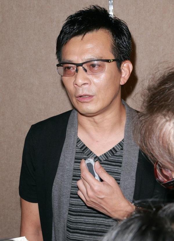 黄日华踢人风波升级！本人态度强硬拒不道歉，被踢者只有18岁