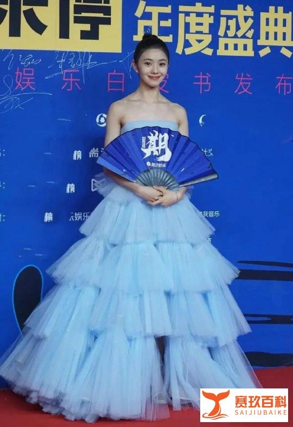 柯蓝穿16年前礼服主持，一袭蛋糕裙甜似小姑娘，会保养真的挺重要