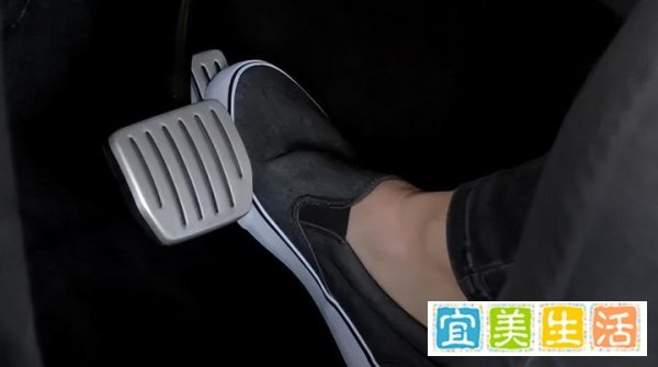嘴硬的特斯拉终于松嘴了,召回110万辆车