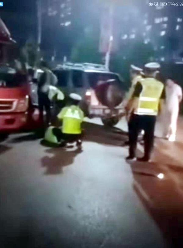 保定一辅警为保护同事被撞伤,经抢救无效不幸牺牲