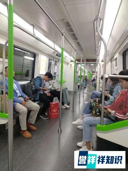 男子地铁占座躺女友腿上玩手机,工作人员:可打电话投诉!