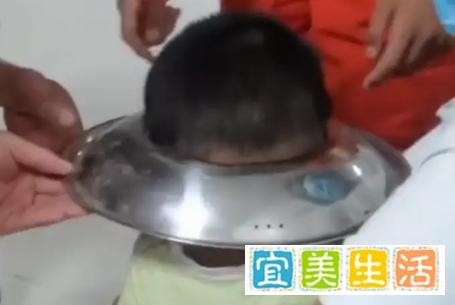 男孩脑袋卡进锅盖取不下来，只能找119来帮忙，有好奇心错了吗？