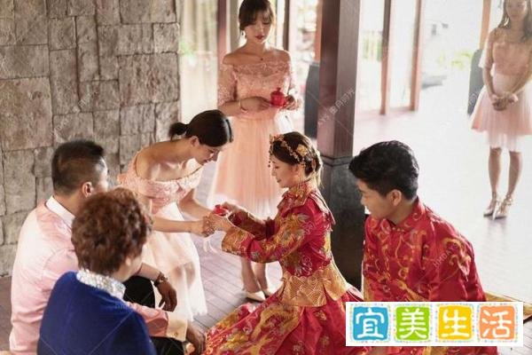 一对男女被按着头拜堂，知情人回应：均有精神疾病，希望互相照顾