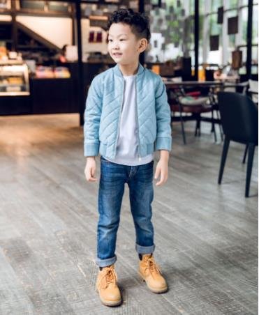 济宁幼师用胶带封男童嘴,已被行政拘留,是否该取消其从业资格证?