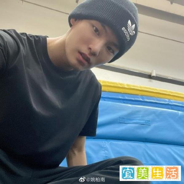 姚明明为亲吻视频道歉，女方发文讽刺他还在立人设疑仍有重锤