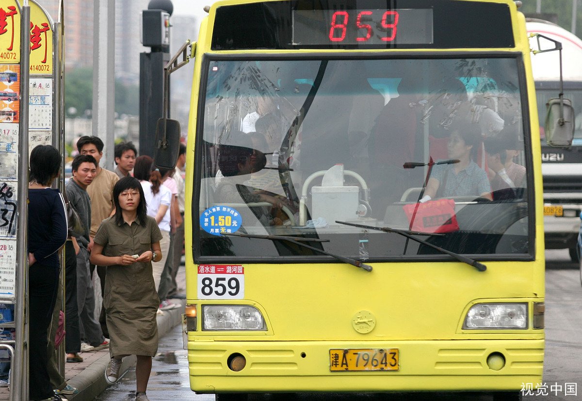 陕西女孩高考前乘末班车留纸条,与司机师傅道别,为何会引发网友共鸣?