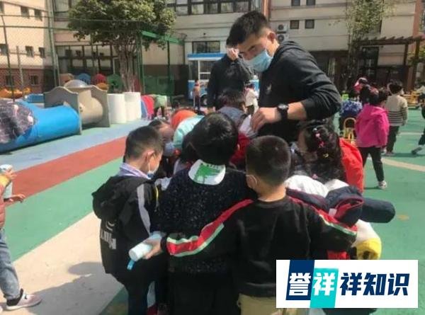 幼儿园“猛男幼师”跳舞走红，可爱舞姿惹争议，你对男幼师怎么看？
