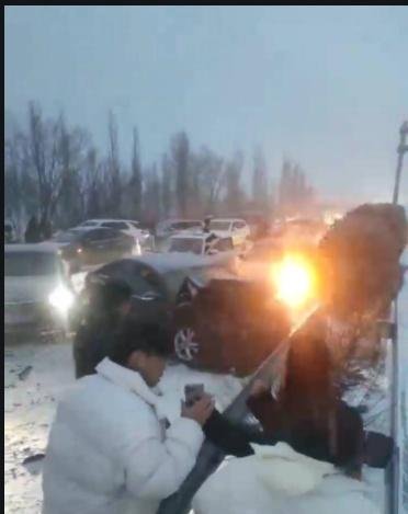 暴风雪背后的警醒：山西大雪导致40多车连环追尾，安全行车不容忽
