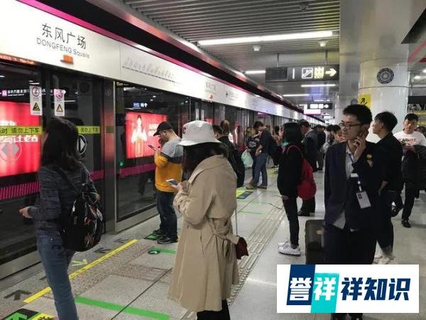 男子地铁占座躺女友腿上玩手机,工作人员:可打电话投诉!
