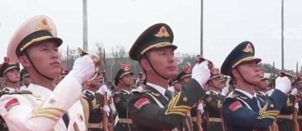 三军仪仗队练眼神迎风40秒不眨眼 这是咋情况？