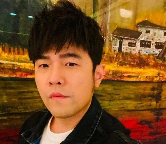 周杰伦晒MV拍摄现场，表示“六七月发新专辑”，这次的他还会搁置吗？