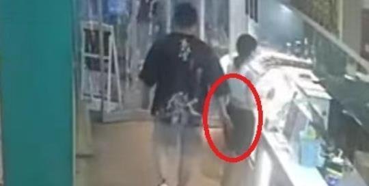 女店长回应遭男顾客三次咸猪手：当时忙于生意没有报警，目前警方已介入