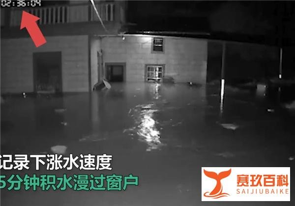 云南丘北暴雨5分钟内洪水漫窗 村民说床飘起来才发觉