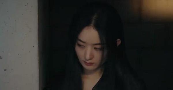 赵丽颖《谁是凶手》烂尾楼大片拍摄，光影变幻氛围感十足
