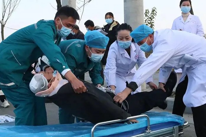河南大学脑出血去世女生堂姐发声,谁该为这件事负责?