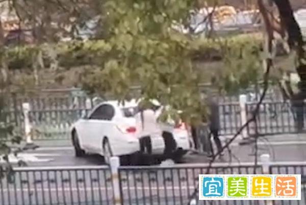 江苏发生轿车被隔离护栏刺穿车祸，一花季少女遇难，现场照片爆光