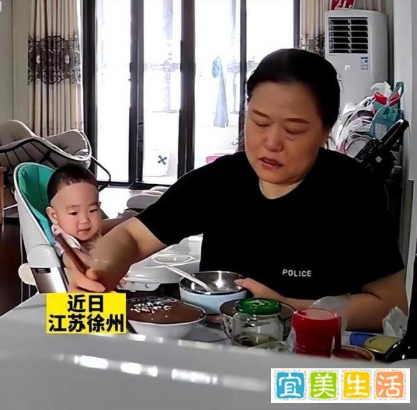 1岁宝宝遭保姆掌掴强行喂辣椒，脸部又淤青，在监控下嚎啕大哭！
