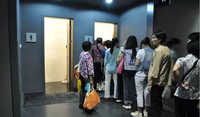 法律条款拟确保女厕位多于男厕位,为何会出台这样的规定?