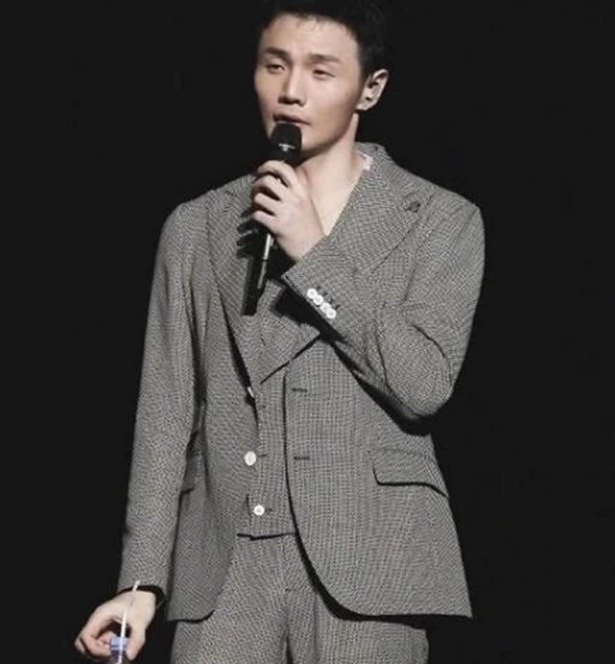 李荣浩晒寸头帅照却被调侃背心松垮，当事人对此有何回应？