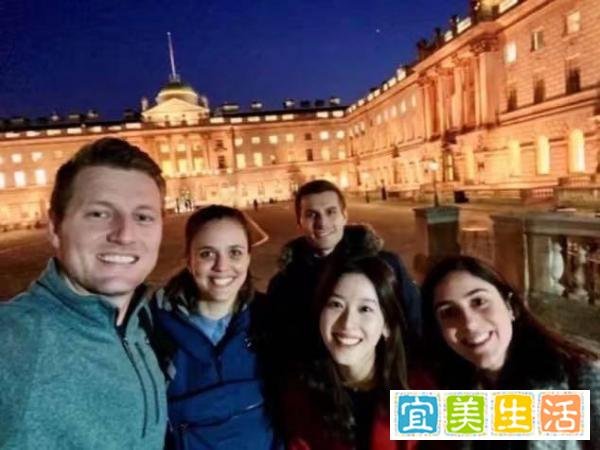 章泽天厉害！登剑桥官网黑发淡妆从容优雅，最年轻富豪气质不一般