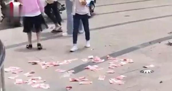 夫妻吵架，当街撒钱，网友说，钱太多，花不完？