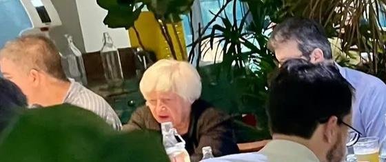 耶伦抵京第一餐吃了云南菜见手青