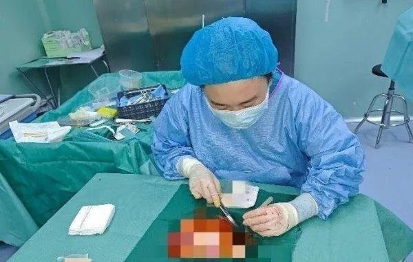 瞬间被整个撕脱！女子在游乐场发生意外